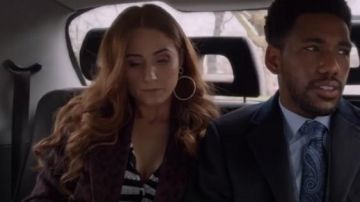 Karen Millen abrigo rojo de alpaca y mezcla de lana usado por Zara (Sophia La Porta) en Cuatro bodas y un funeral (S01E09)