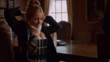 Karen Millen Vestido de vaina de cuadros con cinturón usado por Zara (Sophia La Porta) en Cuatro bodas y un funeral (S01E09)