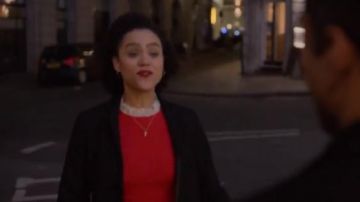 SANDRO sphynx cuello con volantes acanalado suéter de manga corta en rojo usado por Maya (Nathalie Emmanuel) en cuatro bodas y un funeral (S01E09)