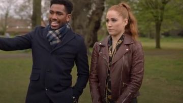 Chaqueta de cuero burdeos con tachuelas de Karen Millen usada por Zara (Sophia La Porta) en Cuatro bodas y un funeral (S01E09)