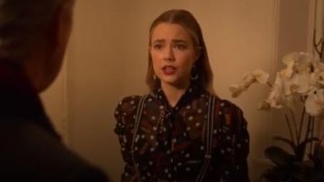 Claudie Pierlot borisal badges-imprimer en mousseline de soie haut porté par Ainsley Howard (Rebecca Rittenhouse) dans Quatre Mariages et un Enterrement (S01E09)