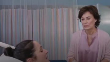 Vince satin de soie Rose chemisier porté par Eleanor Galperin (Mimi Kuzyk) dans Workin' Mamans (S03E01)