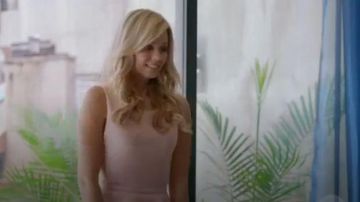 Alice + Olivia rose robe péplum porté par Elena Michaels (Laura Vandervoort) dans les Mordu (S01E01)
