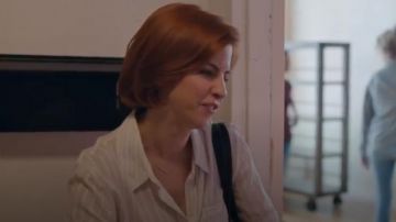 Dogeared SIlver balance V necklace worn by Anne Carlson (Danielle Kind) in Workin' Moms (S03E01)