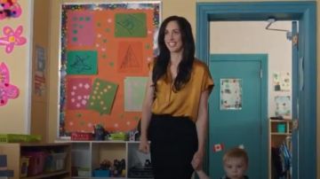 Vince Jaune froncé cou de l'équipage blouse en soie porté par Kate Foster (Catherine Reitman) dans Workin' Mamans (S03E02)