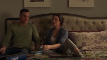 Abercrombie & Fitch Slub Cour Cardigan utilisé par Abby O'Brien (Meghan Ory) à Chesapeake Shores (S04E01)