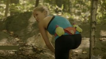 El cinturón de calabaza naranja usado por Raphaëlle (Claudia Bouvette) en Jérémie (S01E19)