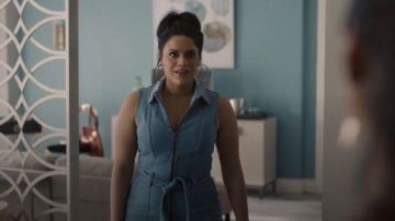 Alice + Olivia sans manches en denim salopette bleu porté par Yoli (Justina Adorno) dans le Grand Hôtel (S01E13)