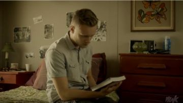 Camisa gris de manga corta usada por Olivier (Antoine L'Écuyer) en Jérémie S1E19