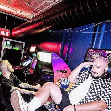 The shirt Vans from JP Charlebois on the account Instagram of @charleswoood