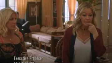 Babaton à Aritzia Blanc Galen Camisole porté par Jennie Garth (Jennie Garth) dans BH90210 (S01E05)