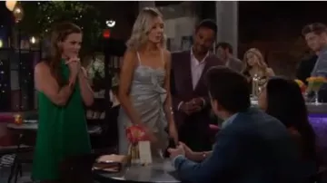 Jonathan Simkhai Métallique Plisse Boiteux Robe à Volants porté par Abby Newman (Melissa Ordway) comme on le voit sur les Jeunes et Les Agités du 6 septembre 2019