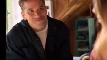 Camiseta blanca usada por Thomas (Pierre-Luc Lafontaine) en Jérémie (S03E03)