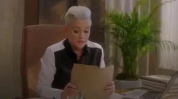 Judith & Charles noir/blanc de garde à rayures mixtes chemisier porté par Christine Elise (Christine Elise McCarthy) dans BH90210 (S01E05)