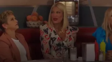 Moschino blanc imprimé coeur de la robe portée par Tori Orthographe (Tori Orthographe) dans BH90210 (S01E05)