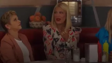 Lanvin Or Mot Cool Pendentif Collier porté par Tori Orthographe (Tori Orthographe) dans BH90210 (S01E05)