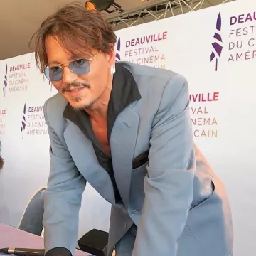 Camisa de vestir a medida negra de Anto usada por Johnny Depp esperando el photocall de los Barbarians en el Festival de Cine de Deauville 8 de septiembre de 2019