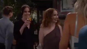 Halston Heritage d'Une Épaule Drapé Détails Robe Marron porté par Mariah Copeland (Camryn Grimes) comme on le voit sur les Jeunes et Les Agités du 6 septembre 2019