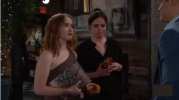 Rebecca minkoff Multi Serpent Leo Embrayage usé par Mariah Copeland (Camryn Grimes) comme on le voit sur les Jeunes et Les Agités du 6 septembre 2019