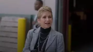 RtA Grey Jameson Coat usado por Gabrielle Carteris (Gabrielle Carteris) en BH90210 (S01E05)