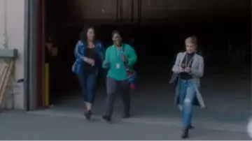 Alexander McQueen Botas de hebilla delantera negra usadas por Gabrielle Carteris (Gabrielle Carteris) en BH90210 (S01E05)