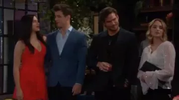 Alice + Olivia Callie V-Cou sans Manches Asymétrique Drapé Robe Courte porté par Lola Rosales (Sasha Calle) comme on le voit sur les Jeunes et Les Agités du 6 septembre 2019 