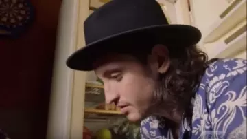 Black hat worn by Maximus (Lou-Pascal Tremblay) in Jeremiah (S03E04)
