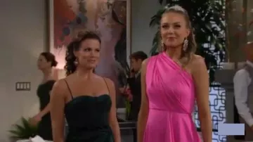 Solace london Une Épaule Asymétrique Robe en Rose porté par Abby Newman (Melissa Ordway) comme on le voit sur les Jeunes et Les Agités du 9 septembre 2019