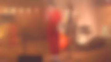 The combination of red Agnès b Olivia Merilahti in Alkaline, le Mag : The Dø - Despair Hangover & Ecstasy en live