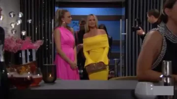 Solace London Mustard Bardot Fishtail Bodycon Midi Dress usado por Sharon Collins (Sharon Case) como se ve en The Young and the Restless 9 de septiembre de 2019