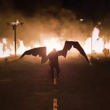 Personnalisé ailes pour Billie Eilish comme on le voit sur l'Instagram account @billieeilish