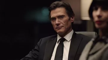 Corbata negra usada por Cory Ellison (Billy Crudup) como se ve en The Morning Show (Temporada 1)
