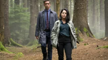 Gabardina gris usada por Rob Reilly (Killian Scott) en Dublin Murders (Temporada 1)