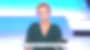 La robe imprimée de Caroline Roux dans C dans l'air