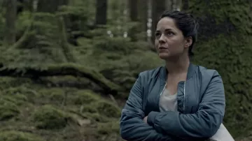 Bombardero azul gris usado por Cassie Maddox (Sarah Greene) en Dublin Murders (Temporada 1)