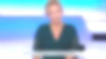 La robe mi-longue impriméanimal en georgette de Caroline Roux dans C dans l'air le 11.09.2019