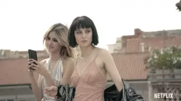 La robe à bretelles de Ludovica (Alice Pagani) dans Baby