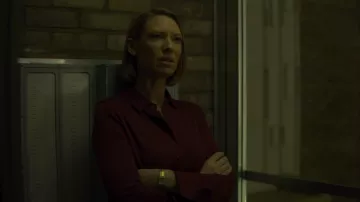 Reloj de oro de Wendy Carr (Anna Torv) en Mindhunter (S02E08)