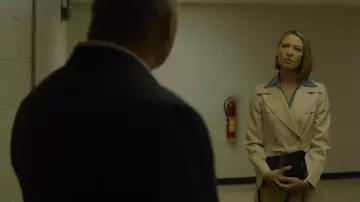 Le manteau beige de Wendy Carr (Anna Torv) dans Mindhunter (S02E03)