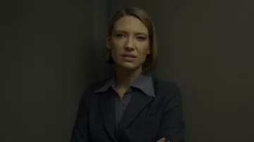 Wendy Carr's (Anna Torv) Blazer a rayas en Mindhunter (S02E04)