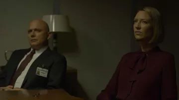 Blusa de nudo de Wendy Carr (Anna Torv) en Mindhunter (S02E04)