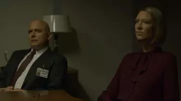 La blouse avec nœud de Wendy Carr (Anna Torv) dans Mindhunter (S02E04)