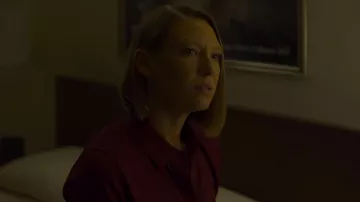 Blusa borgoña de Wendy Carr (Anna Torv) en Mindhunter (S02E08)