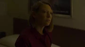 Blusa borgoña de Wendy Carr (Anna Torv) en Mindhunter (S02E08)