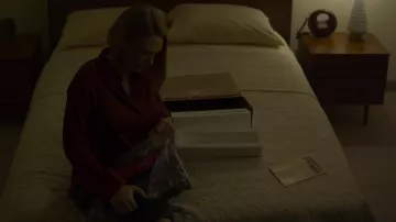 Wendy Carr's (Anna Torv) Brown Retro Phone en Mindhunter (S02E08)