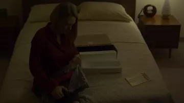 Wendy Carr's (Anna Torv) Brown Retro Phone en Mindhunter (S02E08)