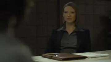 Blusa gris de Wendy Carr (Anna Torv) en Mindhunter (S02E04)