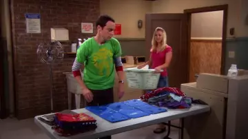 La planche à plier le linge utilisée par Sheldon Cooper (Jim Parsons) dans The Big Bang Theory (S02E01)