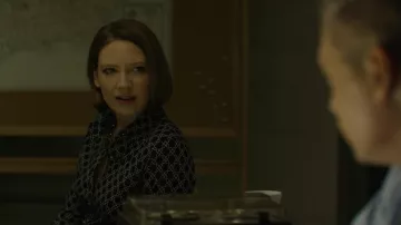 Blusa impresa de Wendy Carr (Anna Torv) en Mindhunter (S01E04)