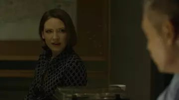 Blusa impresa de Wendy Carr (Anna Torv) en Mindhunter (S01E04)